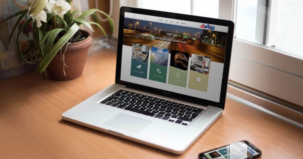 نمای لپ‌تاپ و موبایل وب‌سایت الوند الکتریک